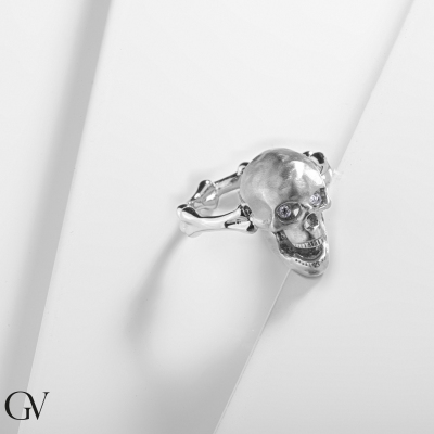 Anillo en oro blanco 18k con calavera móvil y diamantes