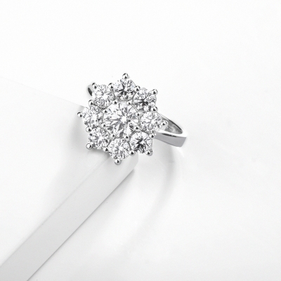 Anillo halo en forma de flor con diamante central CT0.90