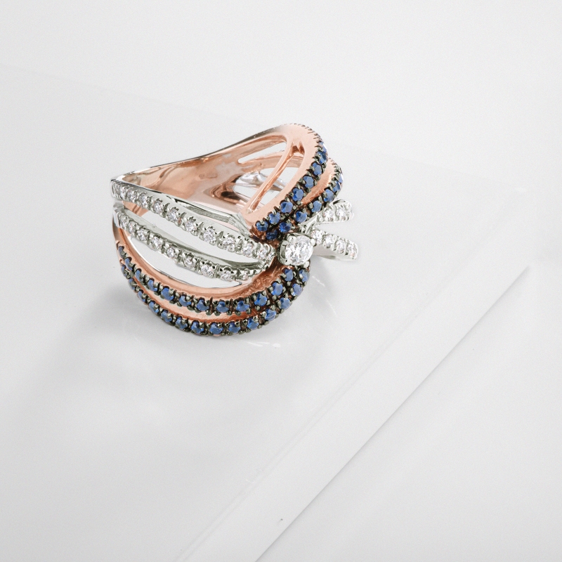 Anillo de banda en oro blanco y rosa con diamantes y zafiros Anillo de banda en oro blanco y rosa con diamantes y zafiros