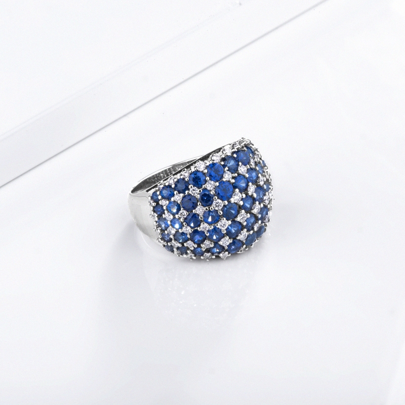Anillo con zafiros azules y diamantes  Anillo con zafiros azules y diamantes