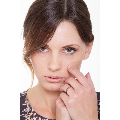 Anillo Eternity oro blanco 18k con diamantes coñac