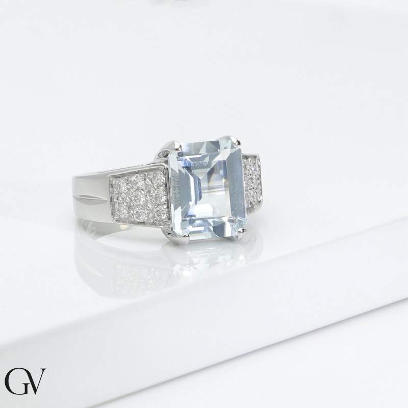 Anillo elegante en oro blanco 18k con una acuamarina Anillo elegante en oro blanco 18k con una acuamarina