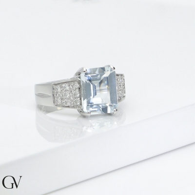 Anillo elegante en oro blanco 18k con una acuamarina