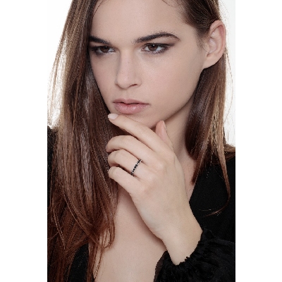 Alianza completa con engaste en garras en oro blanco 18k