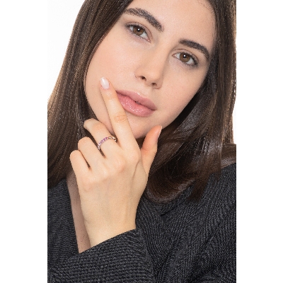 Anillo riviera en oro blanco 18k con zafiros multicolores