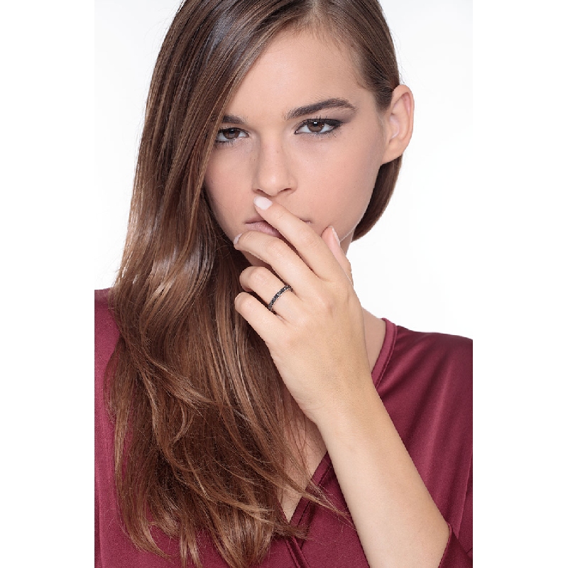 Anillo Eternity en oro blanco de 18k con diamantes negros Anillo Eternity en oro blanco de 18k con diamantes negros