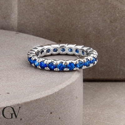 Anillo modelo eternidad con zafiro azul y oro blanco de 18 kilates 