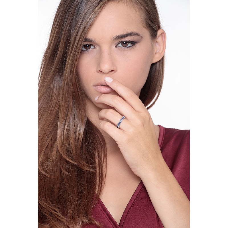 Anillo modelo eternidad con zafiro azul y oro blanco de 18 kilates  Anillo modelo eternidad con zafiro azul y oro blanco de 18 kilates