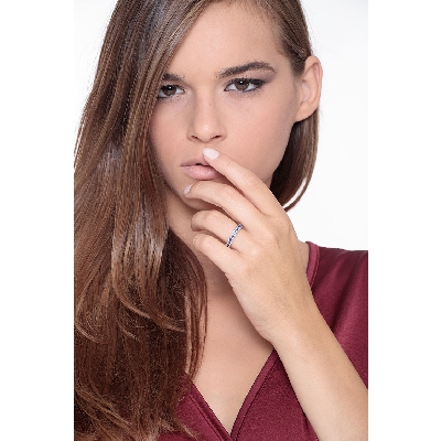 Anillo modelo eternidad con zafiro azul y oro blanco de 18 kilates 