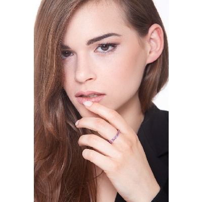 Anillo riviera en oro blanco de 18k con zafiros rosas