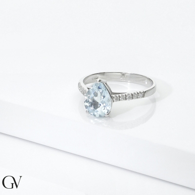 Anillo en oro blanco 18k con gota en aguamarina y diamantes laterales