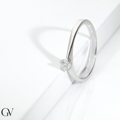 Anillo solitario de compromiso oro 18K con diamante central 0,15 quilates