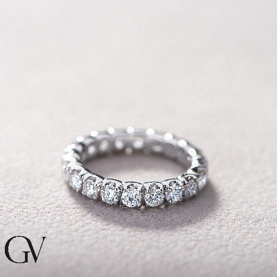 Anillo estilo eternidad rodeado de diamantes oro blanco 18 kilates 