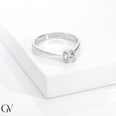 Anillo solitario en oro blanco 18k garras y diamante CT 0,40