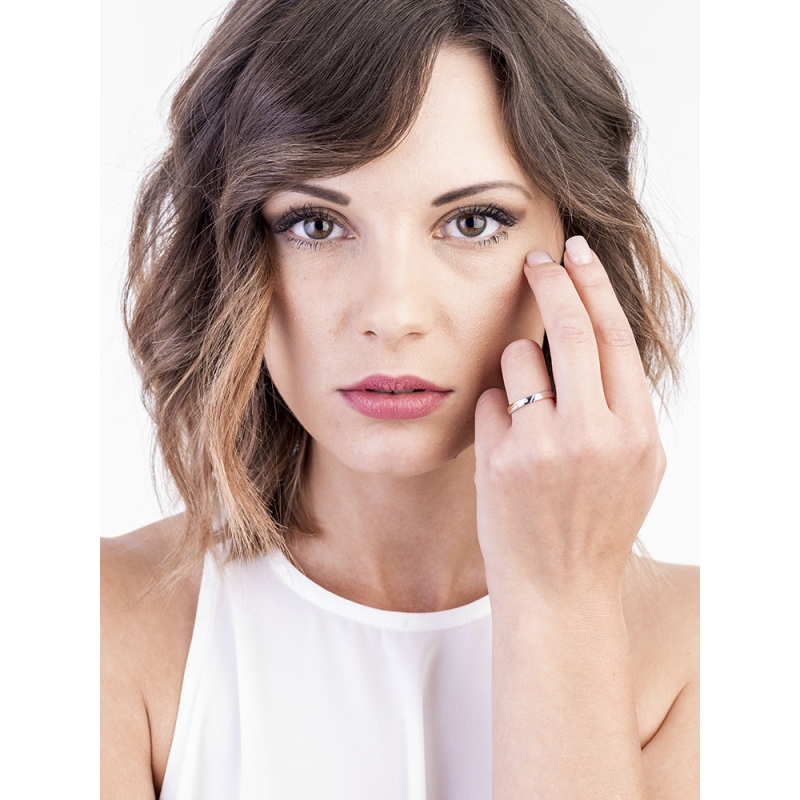 Anillo de boda en oro rosa y blanco 18k con un diamante