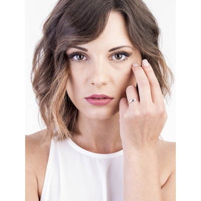 Anillo de boda en oro rosa y blanco 18k con un diamante