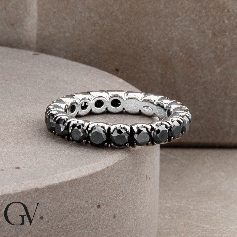Anillo Eternity en oro blanco 18 quilates con diamantes negros Anillo Eternity en oro blanco 18 quilates con diamantes negros