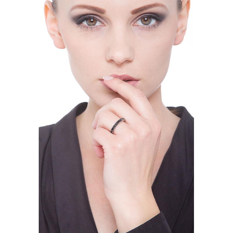 Anillo Eternity en oro blanco 18 quilates con diamantes negros Anillo Eternity en oro blanco 18 quilates con diamantes negros