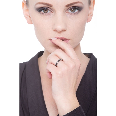 Anillo Eternity en oro blanco 18 quilates con diamantes negros