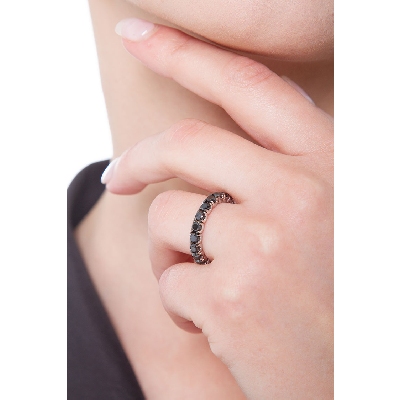 Anillo Eternity en oro blanco 18 quilates con diamantes negros