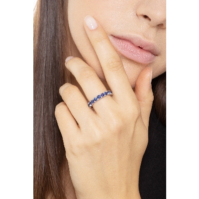 Anillo Eternity oro blanco 18k con zafiros azules
