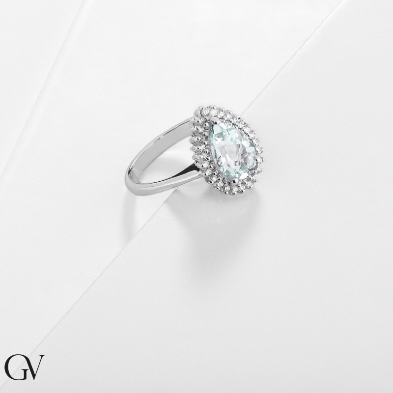 Anillo en oro blanco 18k con aquamarina gota halo diamantes  Anillo en oro blanco 18k con aquamarina gota halo diamantes