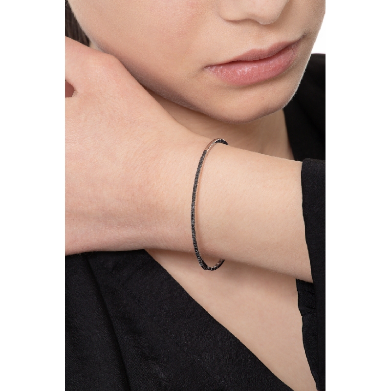 Brazalete semirrígido en oro blanco 18k con diamantes negros