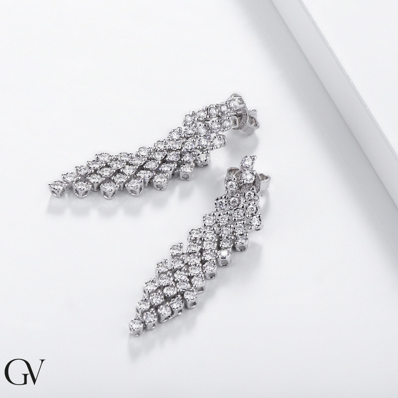 Pendientes tejidos colgantes en oro blanco de 18k con diamantes