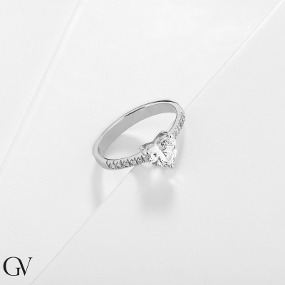 Anillo solitario con un diamante talla corazón CT.1.00 en oro blanco 18k
