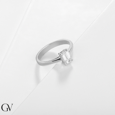 Anillo solitario en oro blanco 18k con diamante central ct 1.00 GIA