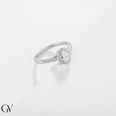 Anillo solitario en oro blanco750 con un diamante ovalado GIA CT.0.30