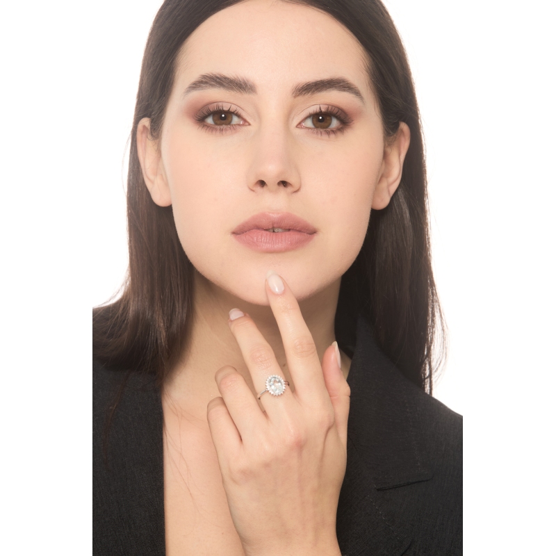 Anillo en oro blanco de 18k con una aguamarina ovalada halo diamantes Anillo en oro blanco de 18k con una aguamarina ovalada halo diamantes