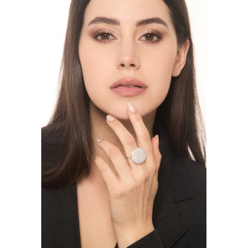 Anillo redondo con pavé de diamantes en oro blanco de 18k Anillo redondo con pavé de diamantes en oro blanco de 18k