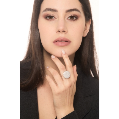 Anillo redondo con pavé de diamantes en oro blanco de 18k