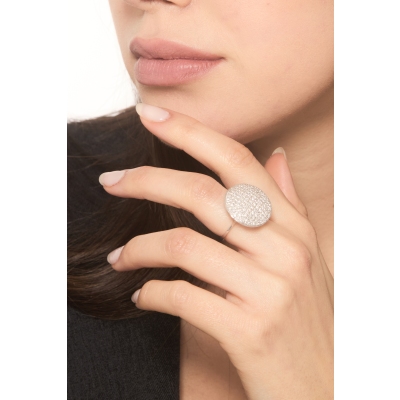 Anillo redondo con pavé de diamantes en oro blanco de 18k