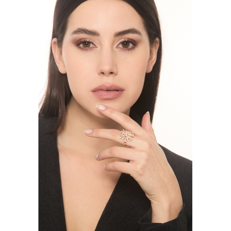 Anillo con diamantes flores en oro rosa 18 quilates Anillo con diamantes flores en oro rosa 18 quilates