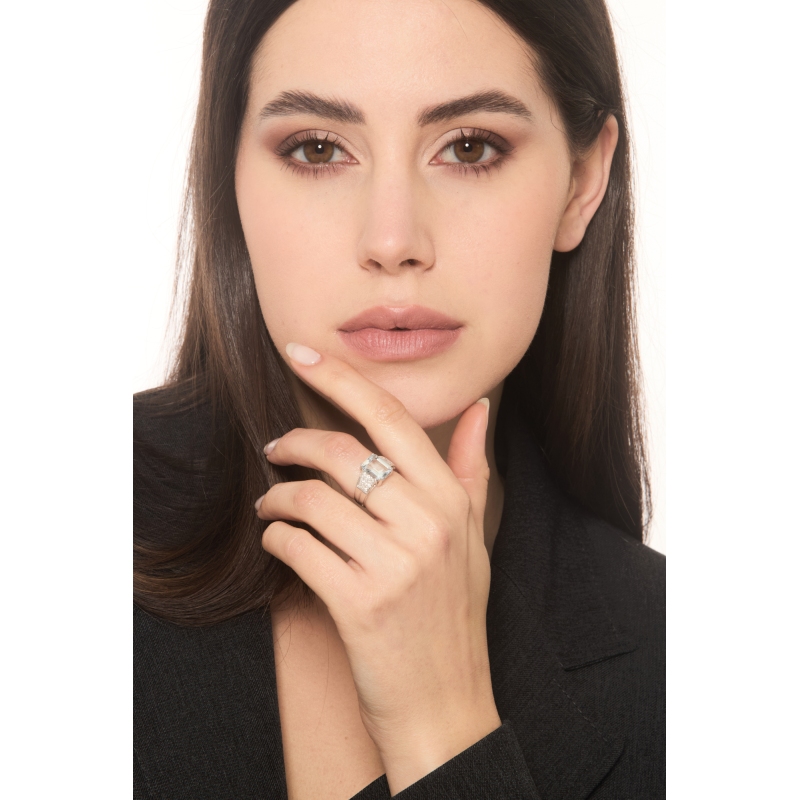 Anillo elegante en oro blanco 18k con una acuamarina Anillo elegante en oro blanco 18k con una acuamarina
