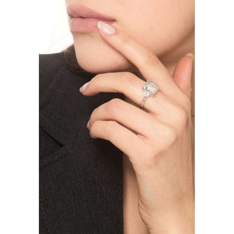 Anillo aguamarina rectangular y diamantes en oro blanco 18k  Anillo aguamarina rectangular y diamantes en oro blanco 18k