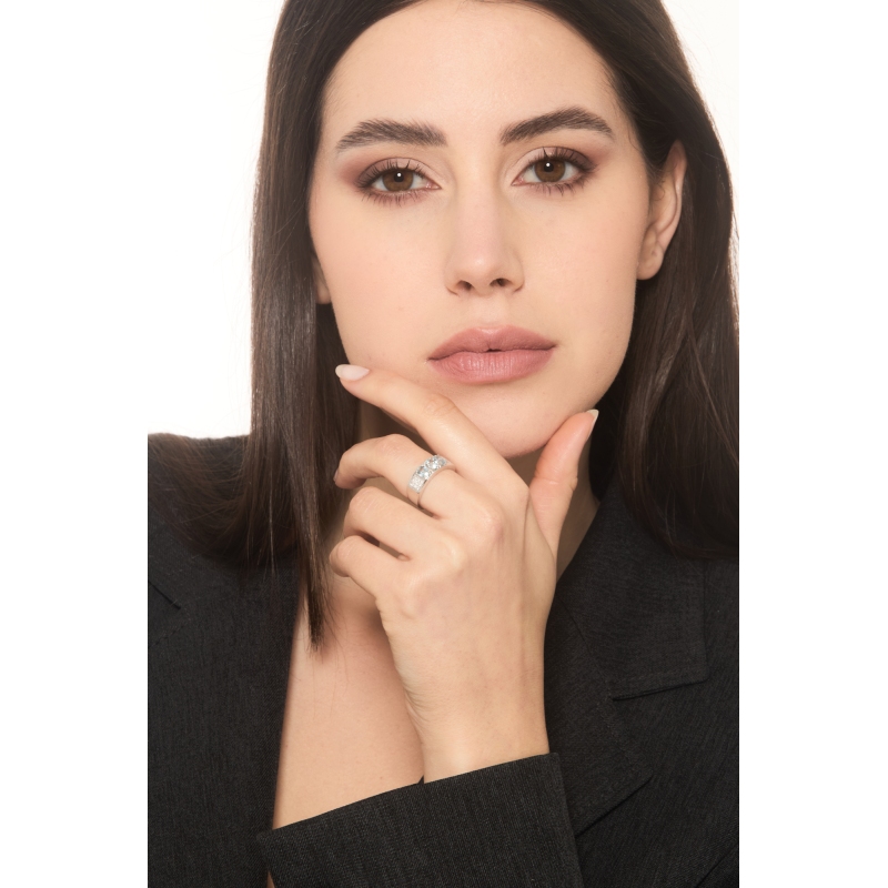 Anillo oro blanco 18K con tres aguamarinas y diamantes  Anillo oro blanco 18K con tres aguamarinas y diamantes