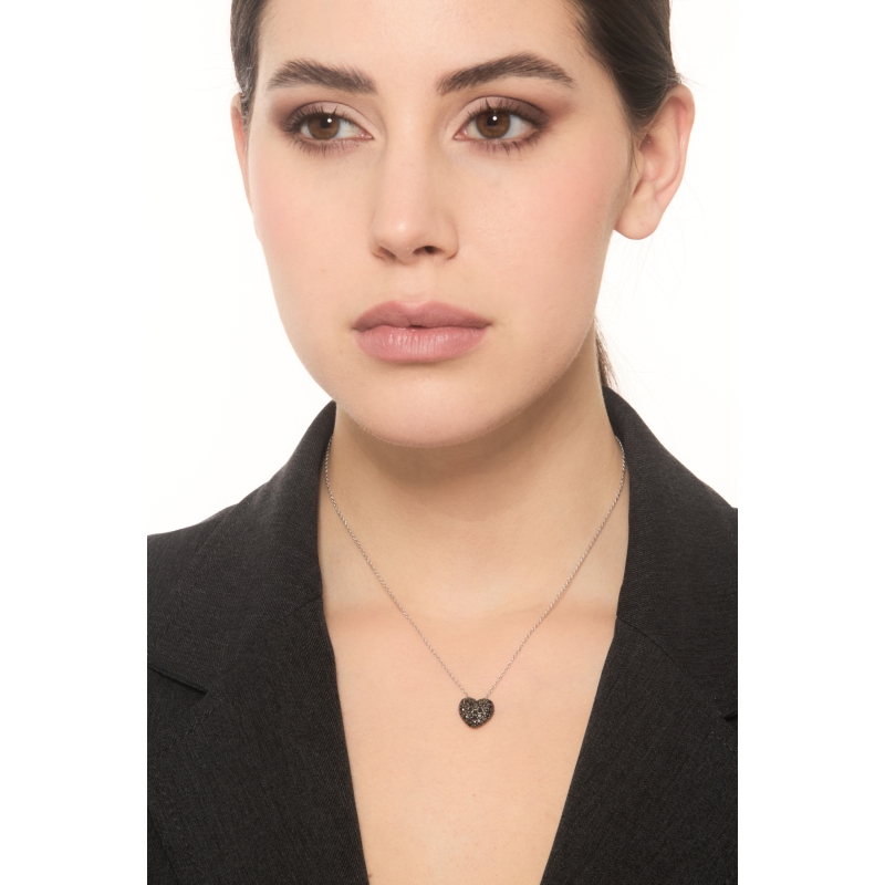 Collar en oro blanco 18k con corazón diamantes negros Collar en oro blanco 18k con corazón diamantes negros