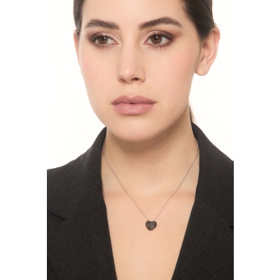 Collar en oro blanco 18k con corazón diamantes negros