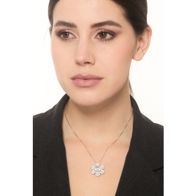 Collar en oro blanco de 18k con colgante en forma de flor MM11X9