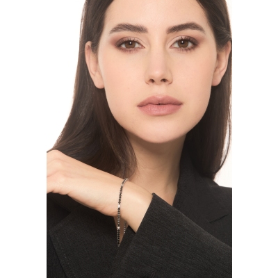 Brazalete tennis en oro blanco de 18 quilates con diamantes negros y blancos, puntas ennegrecidas