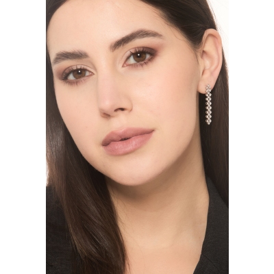 Pendientes colgantes de diseño tejido en oro blanco de 18k con diamantes