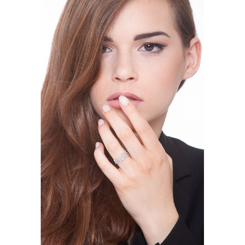 Anillo con letras AMORE en oro blanco y diamantes