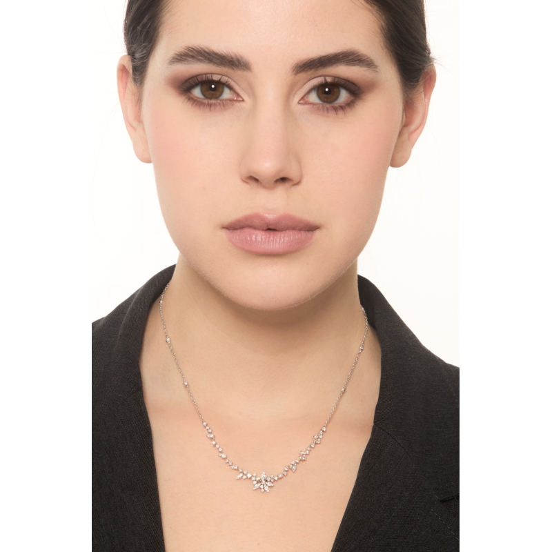 Collar flores en oro blanco 18k con diamantes talla brillante Collar flores en oro blanco 18k con diamantes talla brillante