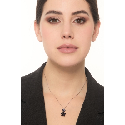 Collar en oro blanco de 18k con dos flores de zafiros azules