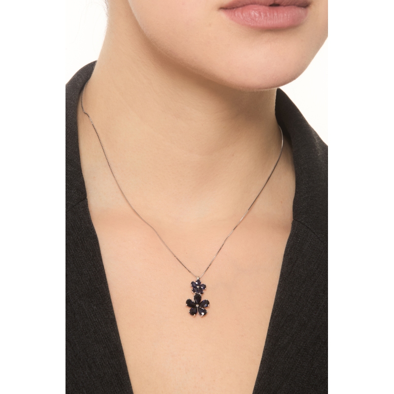 Collar en oro blanco de 18k con dos flores de zafiros azules Collar en oro blanco de 18k con dos flores de zafiros azules