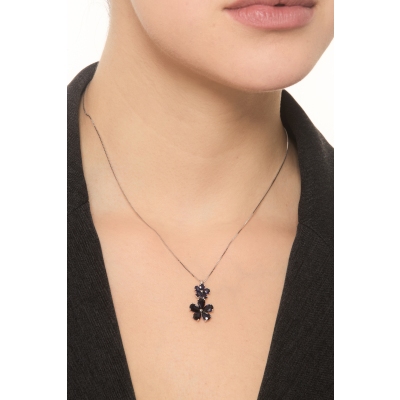 Collar en oro blanco de 18k con dos flores de zafiros azules