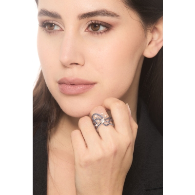Anillo mariposa en oro blanco 18k con zafiros azules y diamantes 